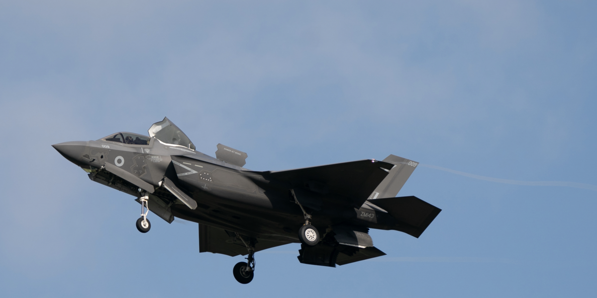 Awyren F35 yn paratoi i lanio 