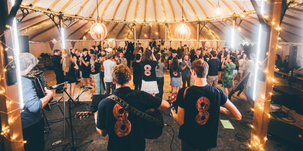 TwmpDaith yn perfformio yn Nhŷ Gwerin yr Eisteddfod
