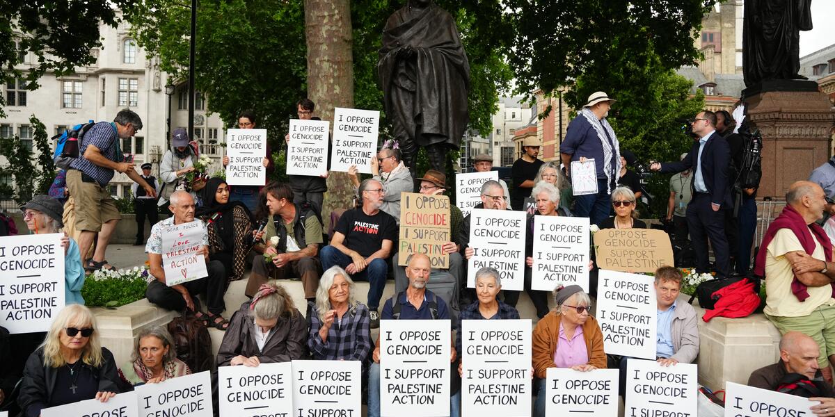 Protestwyr dros Palestine Action yn Llundain