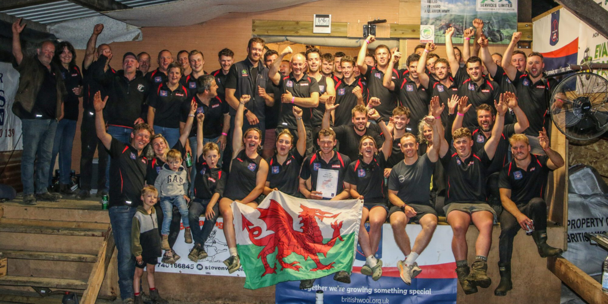 Huw Jones yn ennill gwobr cneifio