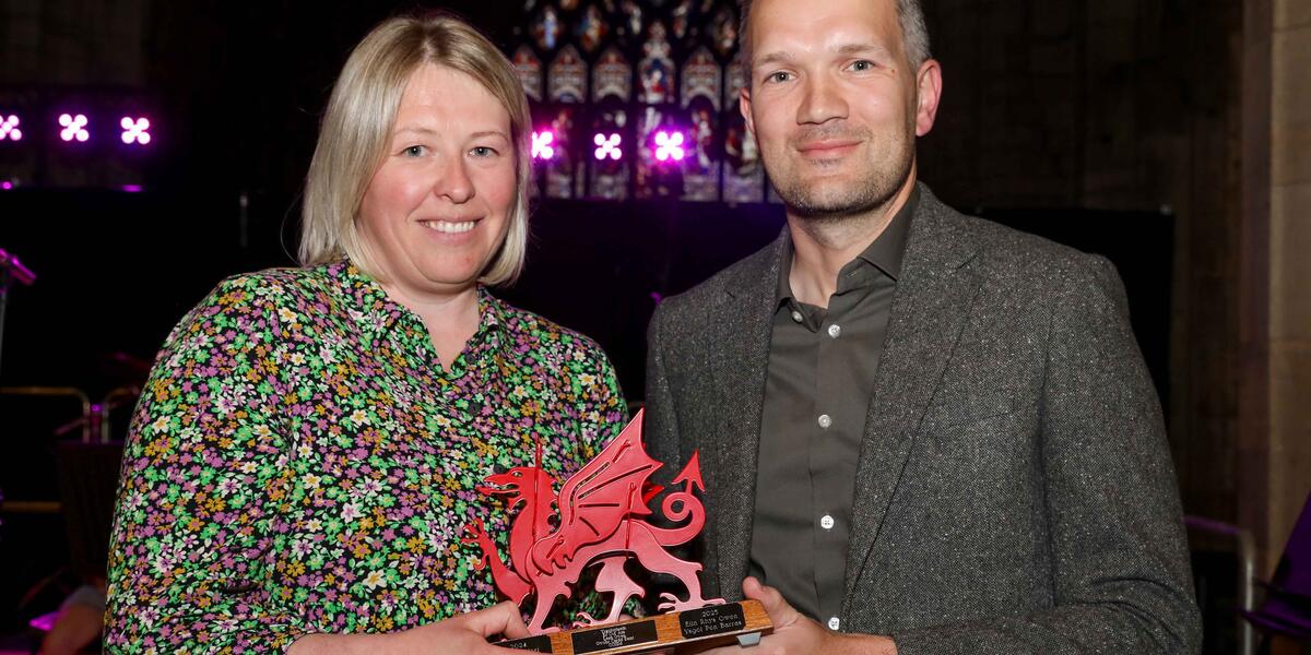 Enillydd gwobr ysgoloriaeth Leah Owen 