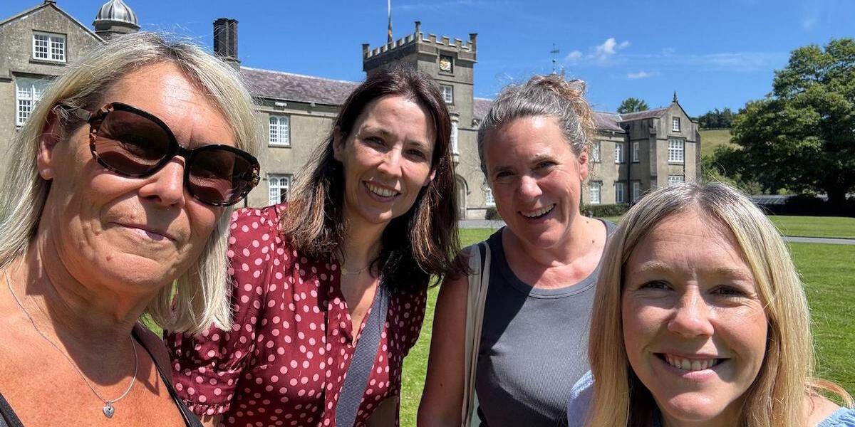 (Chwith i dde) Meryl Thomas, Tina Morris, Elen Page ac Elin Lloyd Williams
