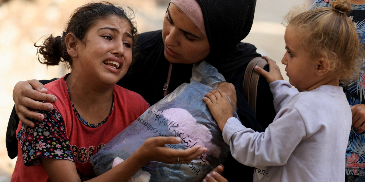 Merch fach yn galaru am aelod o'i theulu yn Gaza