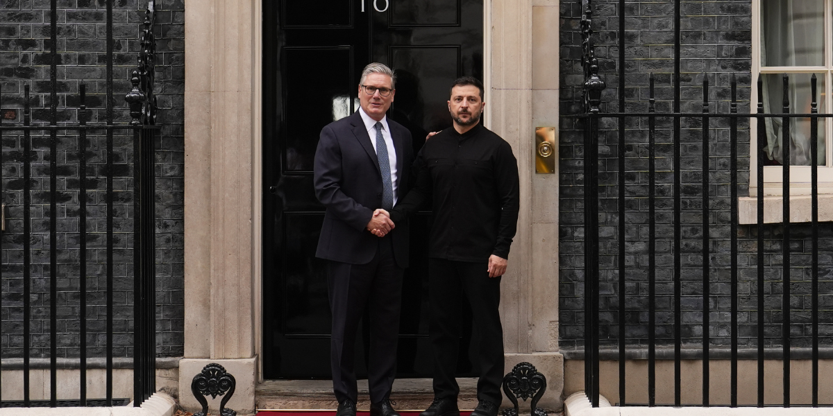 Starmer yn croesawu Zelensky i Rif 10