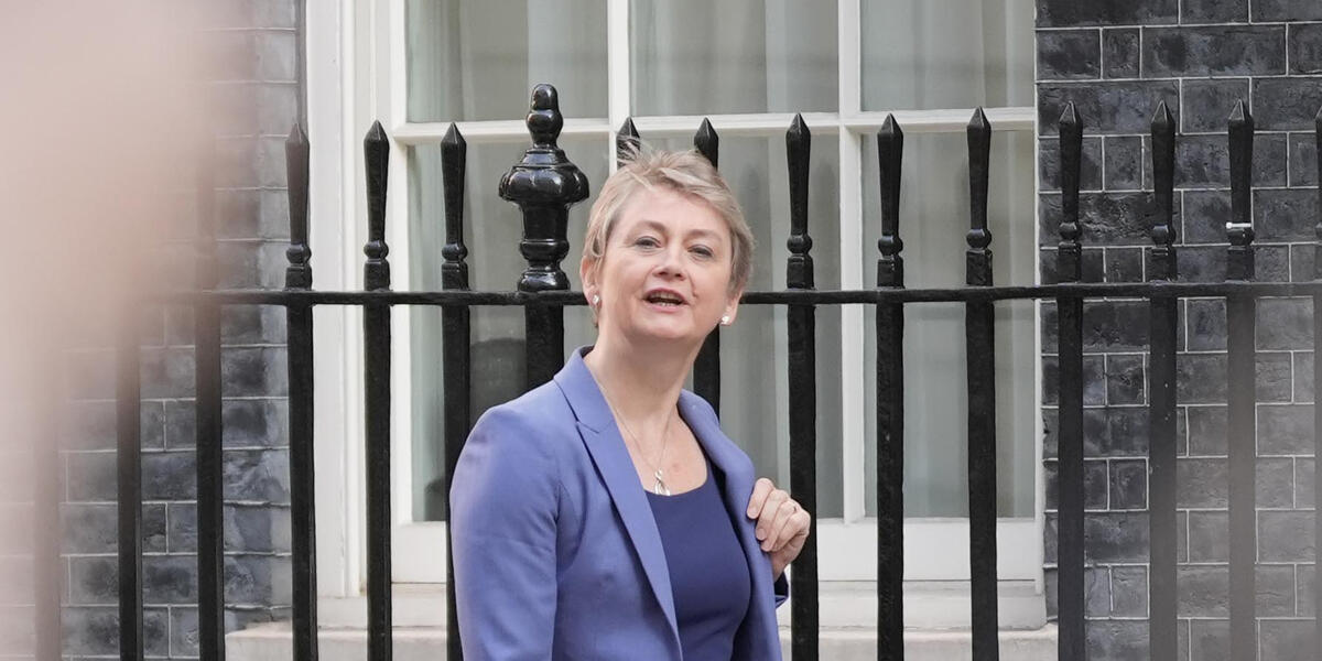 Yvette Cooper yn cyrraedd Stryd Downing