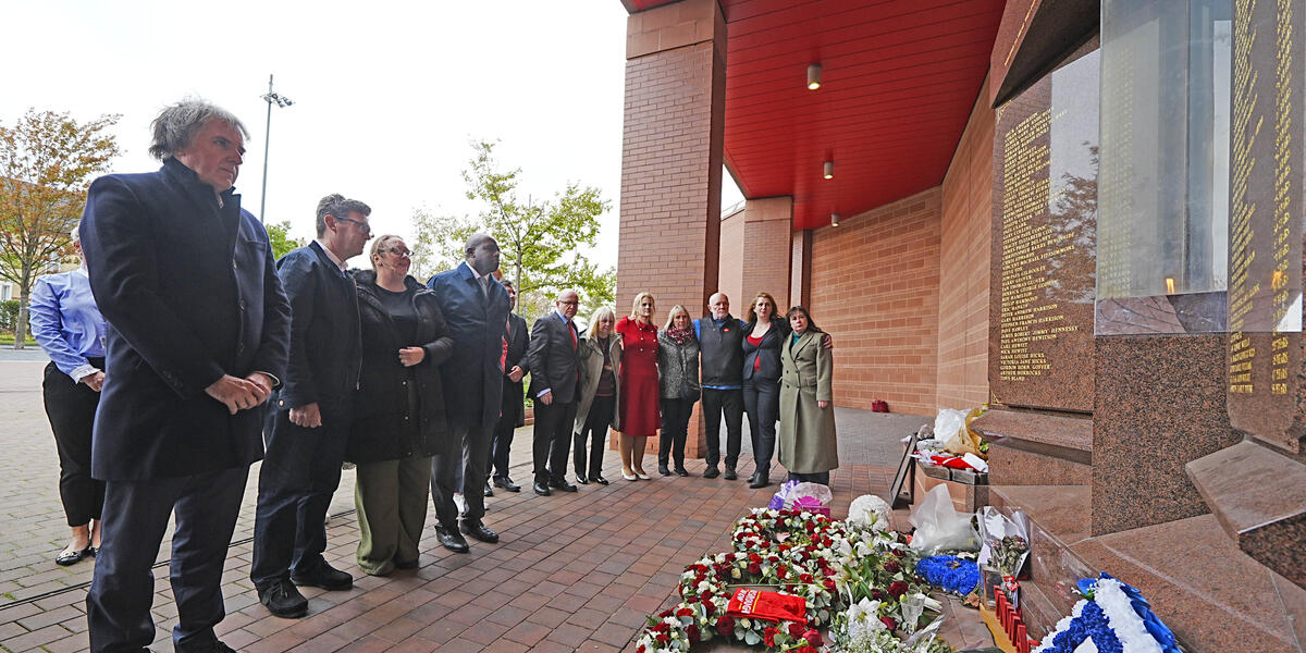 Torchau i gofio'r rhai fu farw yn Hillsborough 