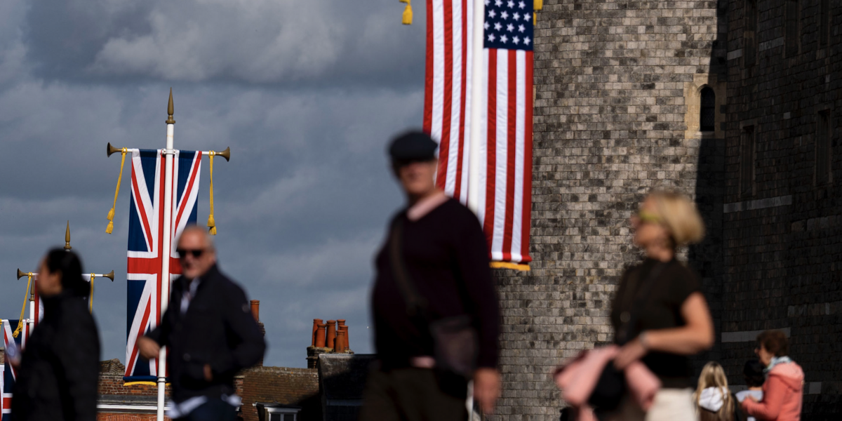 Fflagiau Prydain ac America ar gyfer ymweliad Trump ddydd Mawrth 
