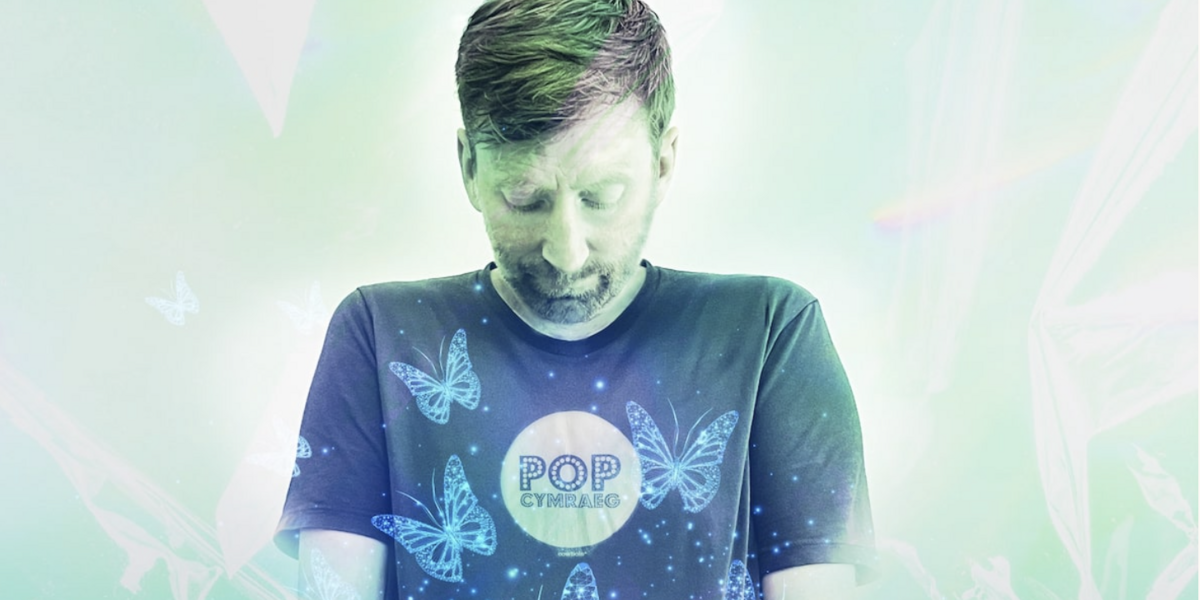 Ynyr Roberts- Popeth 