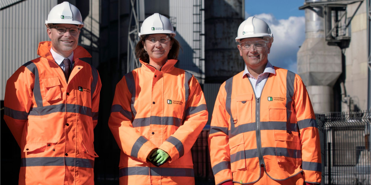 Y Gweinidog Ynni, Michael Shanks; Anna McMorrin, Is-ysgrifennydd Seneddol Cymru; a Simon Willis, prif weithredwr Heidelberg Materials UK.