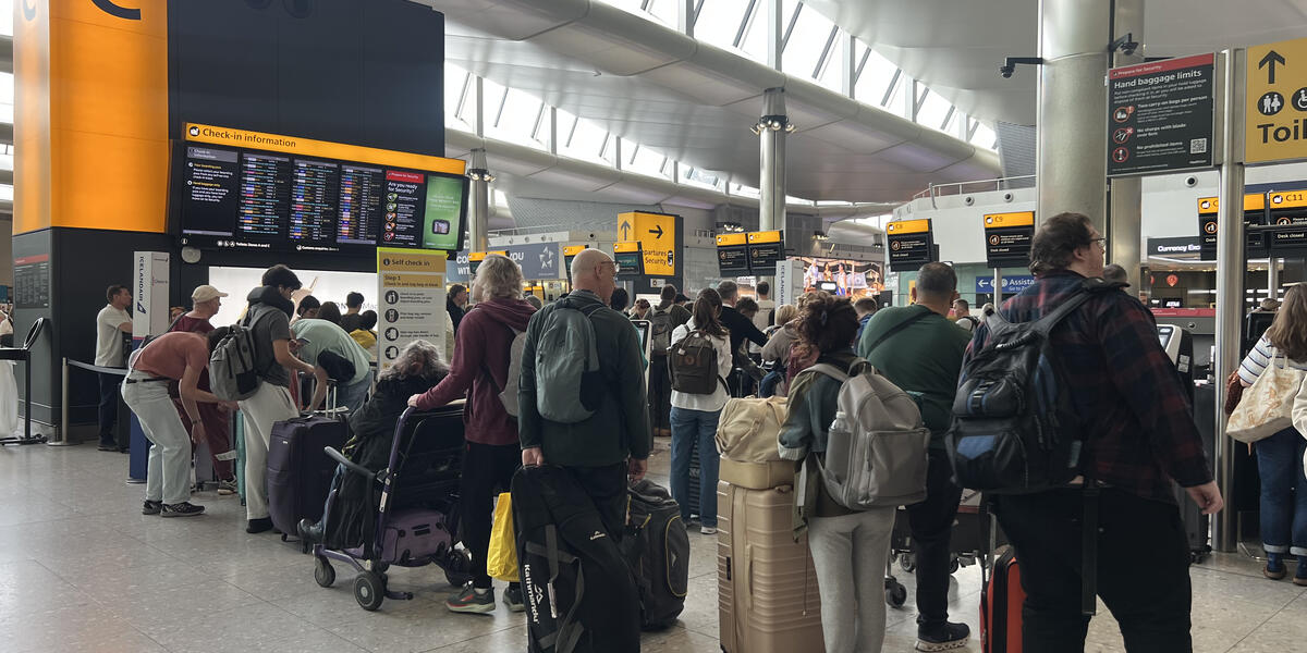 Ciwiau hir yn Heathrow wedi ymosodiad seibr honedig 
