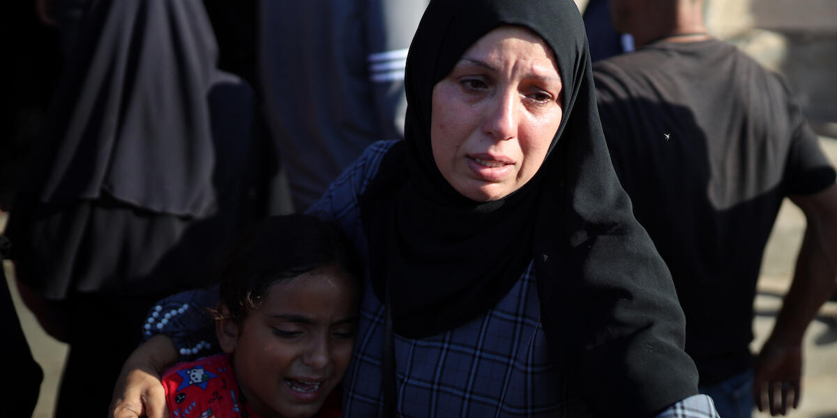 Mam a merch yn Gaza mis Hydref 2025