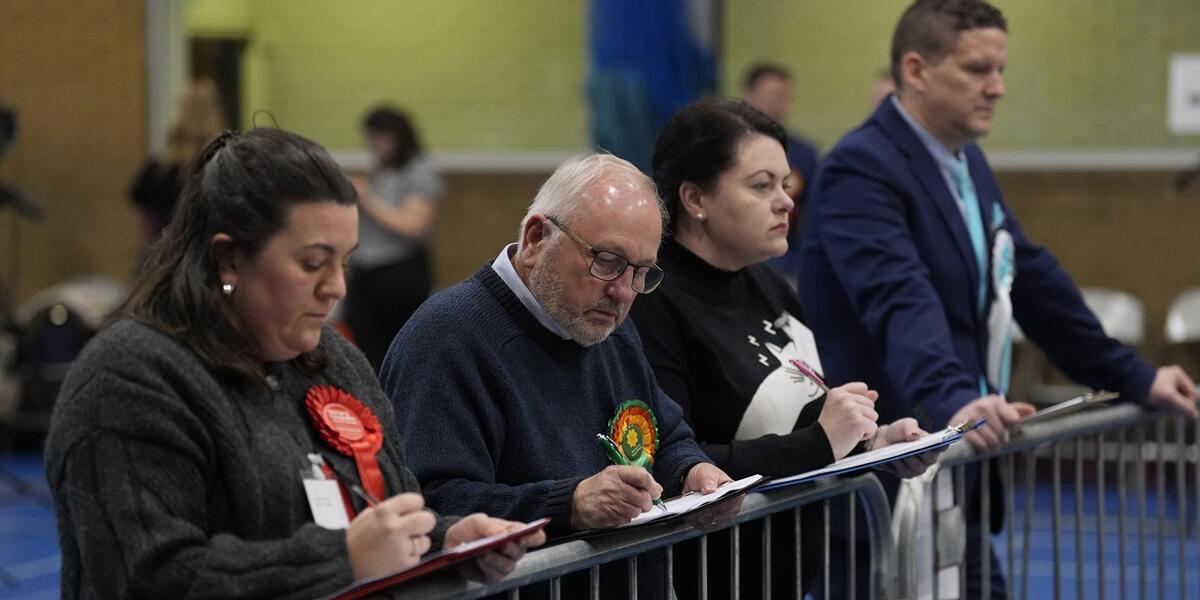 Gwylio y pleidleisiau yn cael eu cyfri'