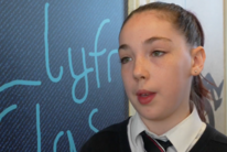Disgybl ysgol yn siarad am effaith Covid pum mlynedd yn ddiweddarach