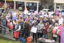 Protestiadau yn erbyn toriadau adran nyrsio Prifysgol Caerdydd