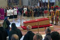 Corff y Pab yn y Basilica