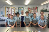 Lloyd Henry a disgyblion Ysgol Gyfun Gwyr