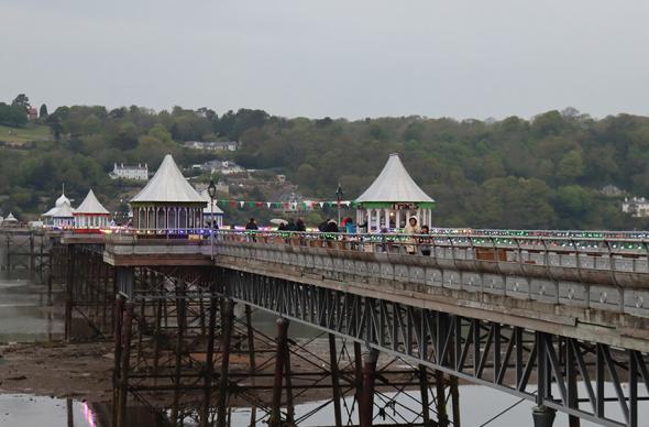 Pier Bangor wedi oleuo