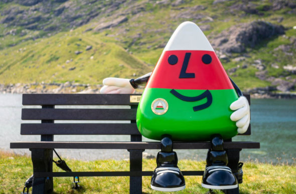 Cerflun Mr Urdd