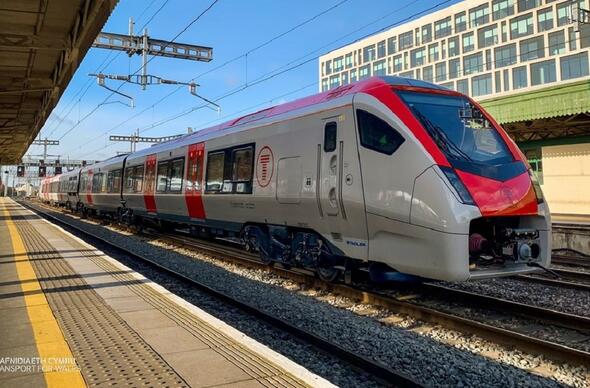 Y tren newydd