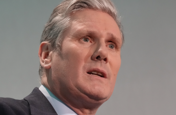 Keir Starmer yn siarad mewn cynhadledd yn 2023 