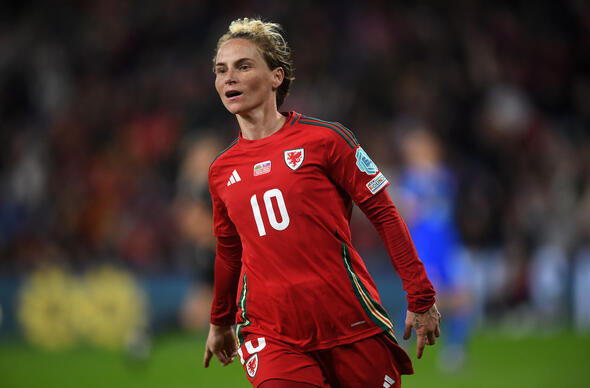 Jess Fishlock yn dathlu sgorio yn erbyn Slofacia