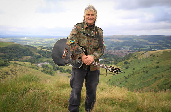 Mike Peters, prif leisydd band The Alarm