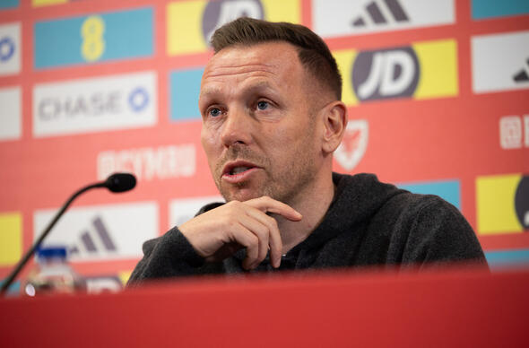 Craig Bellamy yn siarad mewn cynhadledd gyda&#039;r wasg