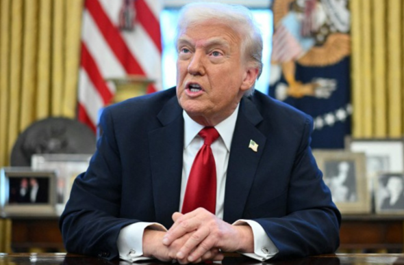 Donald Trump yn gyflwyno tollau ar geir