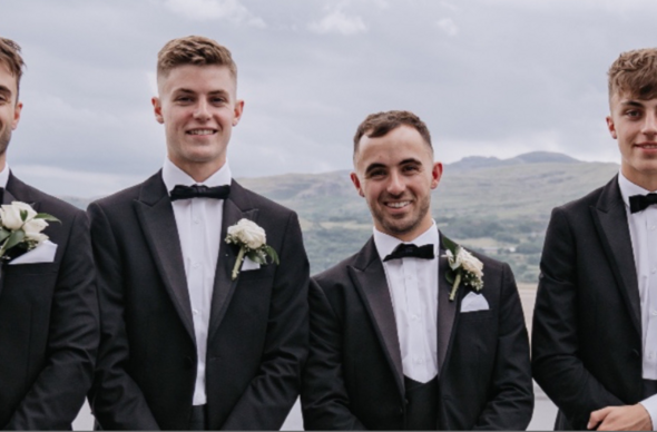 Lloyd Hughes yn sefyll ger ei frawd Harri (dde pellaf) a gafodd ei barlysu mewn damwain car â’i ddau frawd, Aidan ac Ellis.