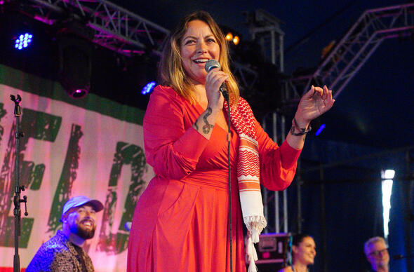 Charlotte Church yn canu