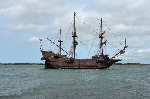 Llong galiwn unigryw y Galeón Andalucía yn cyrraedd Caernarfon