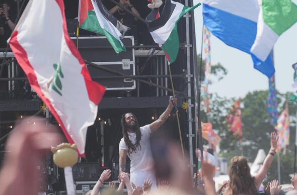 Bob Vylan yn ystod eu perfformiad yn Glastonbury 2025 