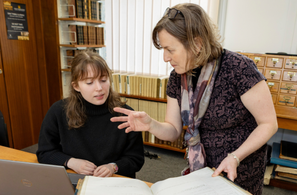 Elen Wyn Simpson gyda myfyriwr
