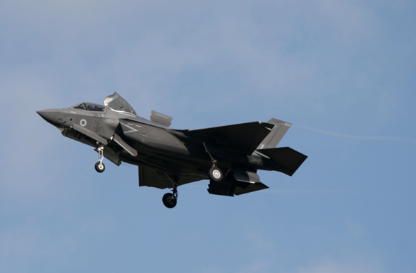 Awyren F35 yn paratoi i lanio 