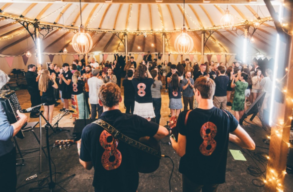 TwmpDaith yn perfformio yn Nhŷ Gwerin yr Eisteddfod