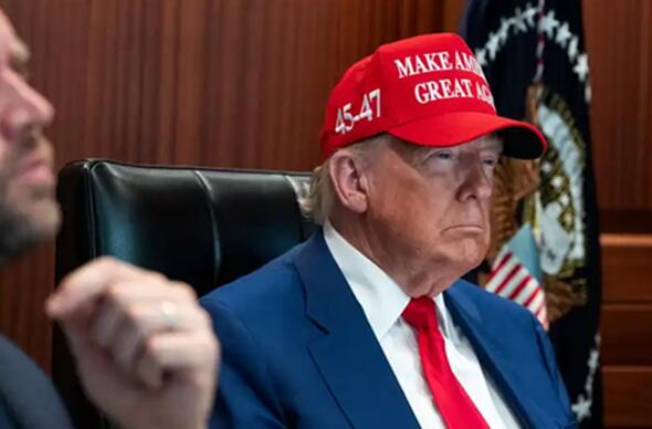 Donald Trump yn y situation room
