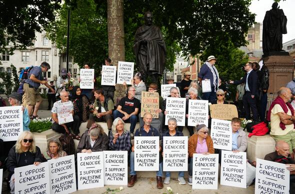 Protestwyr dros Palestine Action yn Llundain
