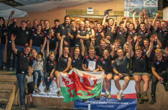 Huw Jones yn ennill gwobr cneifio