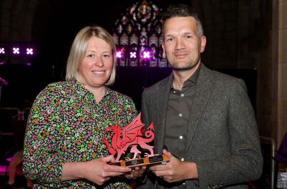 Enillydd gwobr ysgoloriaeth Leah Owen 