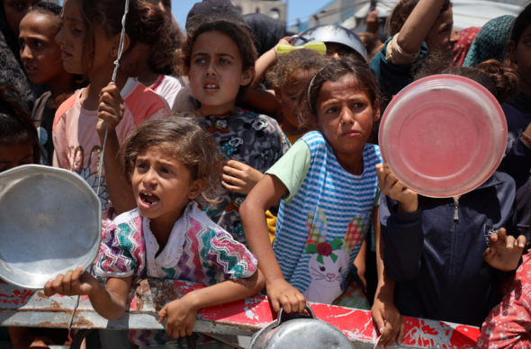Plant yn disgwyl am fwyd yn Gaza