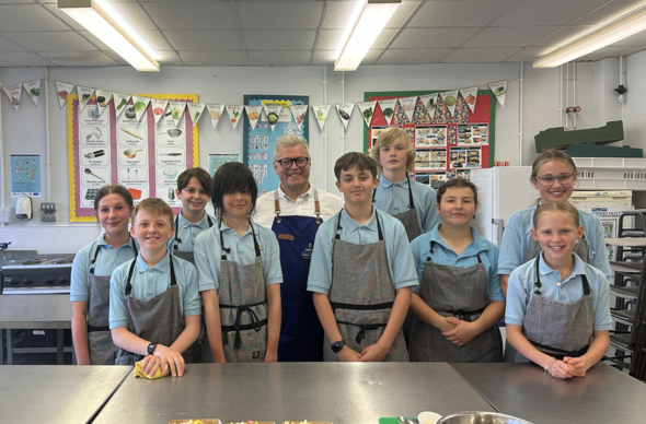 Lloyd Henry a disgyblion Ysgol Gyfun Gwyr