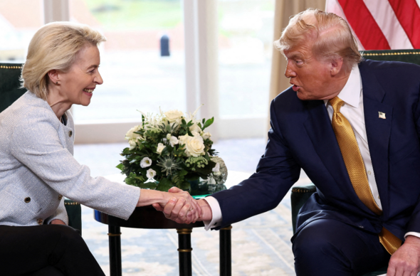Ursula von der Leyen a Donald Trump yn yr Alban