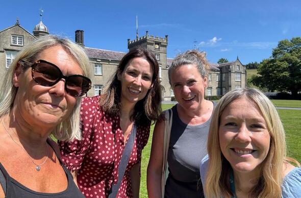 (Chwith i dde) Meryl Thomas, Tina Morris, Elen Page ac Elin Lloyd Williams