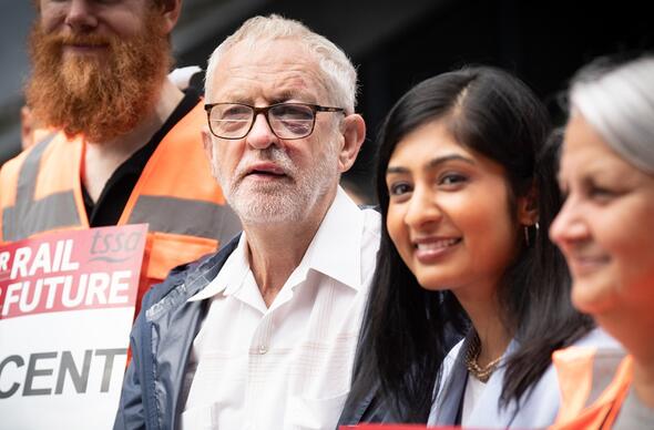 Jeremy Corbyn a Zarah Sultana
