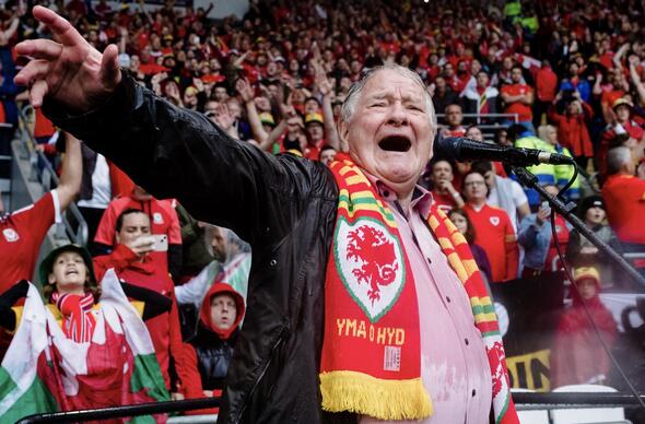 dafydd iwan.jpg