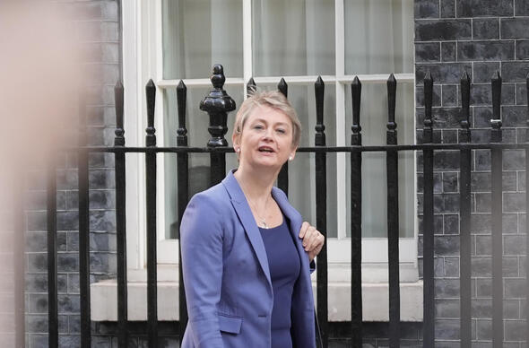 Yvette Cooper yn cyrraedd Stryd Downing