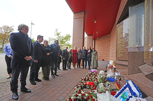 Torchau i gofio&#039;r rhai fu farw yn Hillsborough 