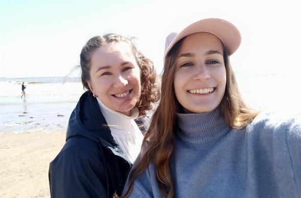 Dasha (yn gwisgo&#039;r het pinc) gyda&#039;i mam, Natasha