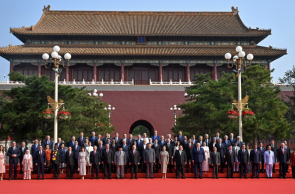 Arweinwyr y byd yn cyfarfod ar gyfer gorymdaith filwrol China 
