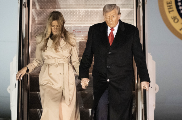 Trump a&#039;i wraig yn glanio yn Llundain 